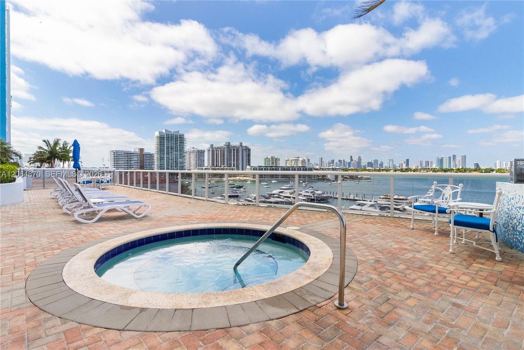 For Sale: $2,295,000 (3 beds, 2 baths, 1550 Square Feet)