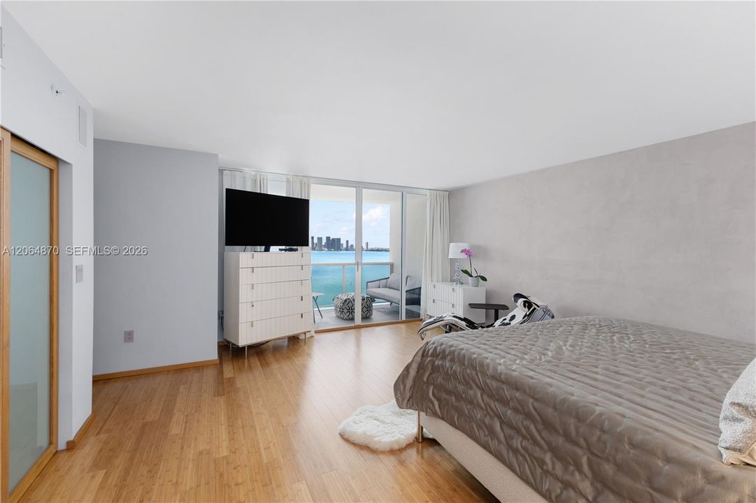 For Sale: $2,295,000 (3 beds, 2 baths, 1550 Square Feet)