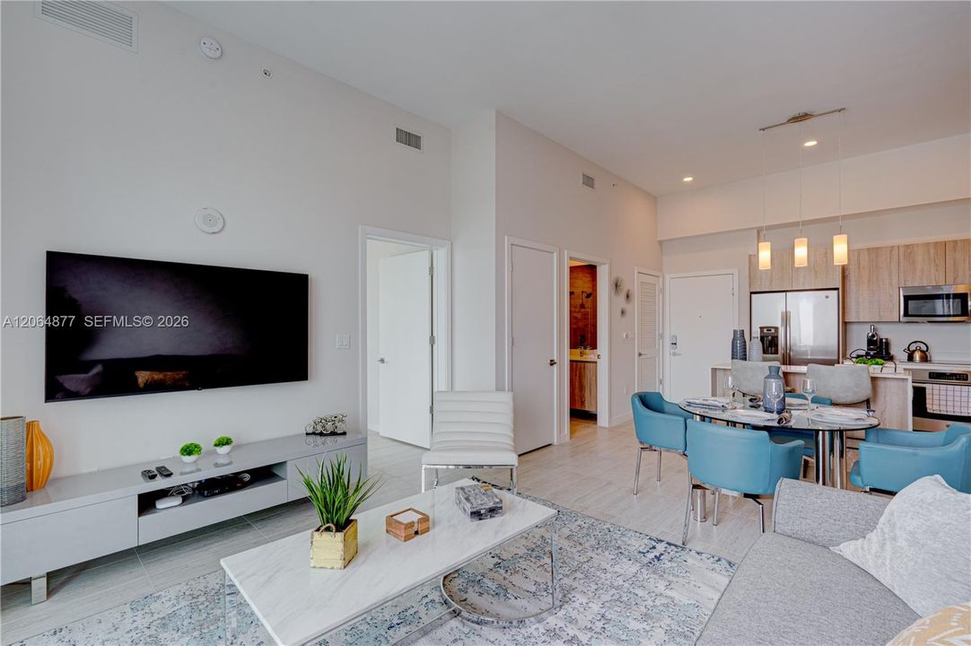 For Rent: $3,650 (1 beds, 1 baths, 728 Square Feet)