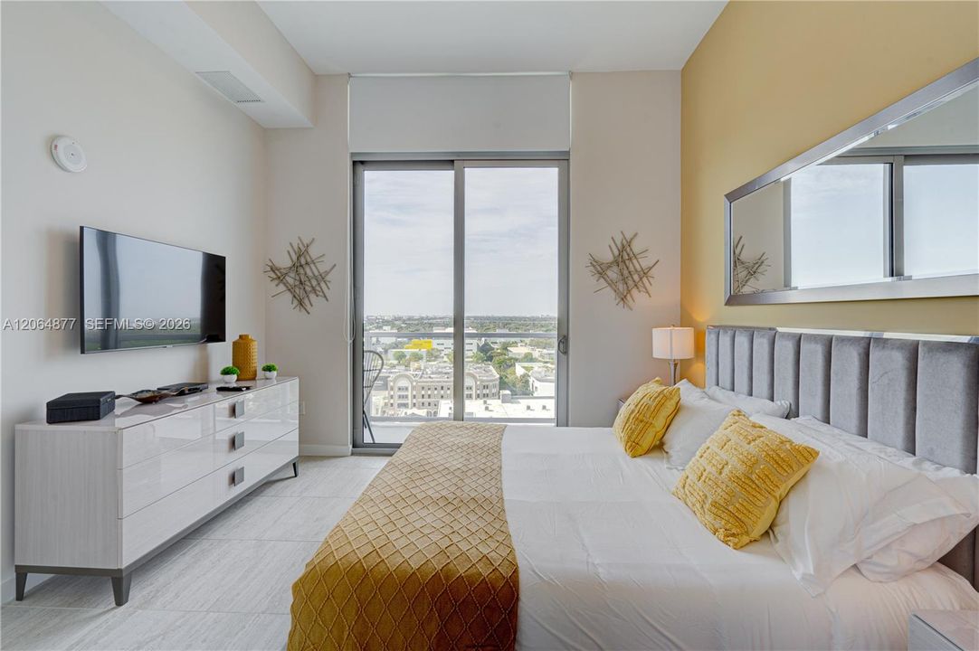 For Rent: $3,650 (1 beds, 1 baths, 728 Square Feet)