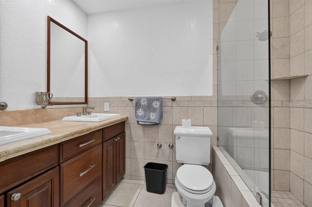 9404 NW 37th Ct _035