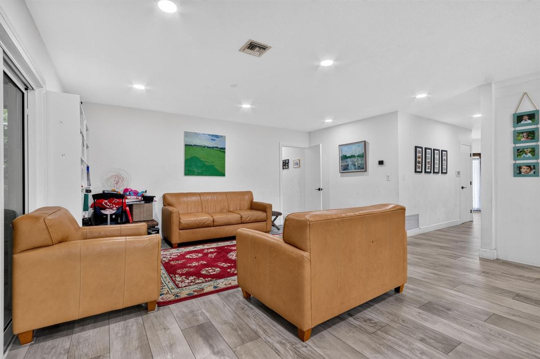 9404 NW 37th Ct _009