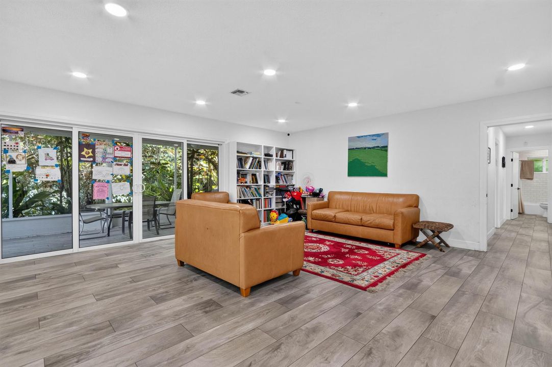 9404 NW 37th Ct _010