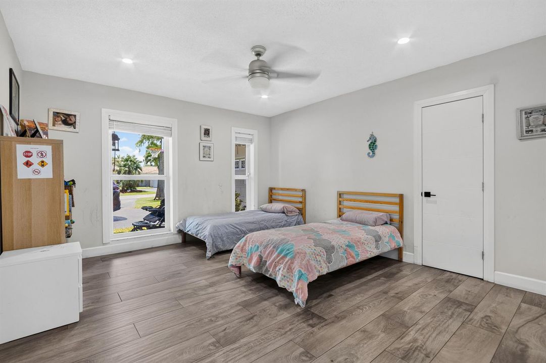 9404 NW 37th Ct _020