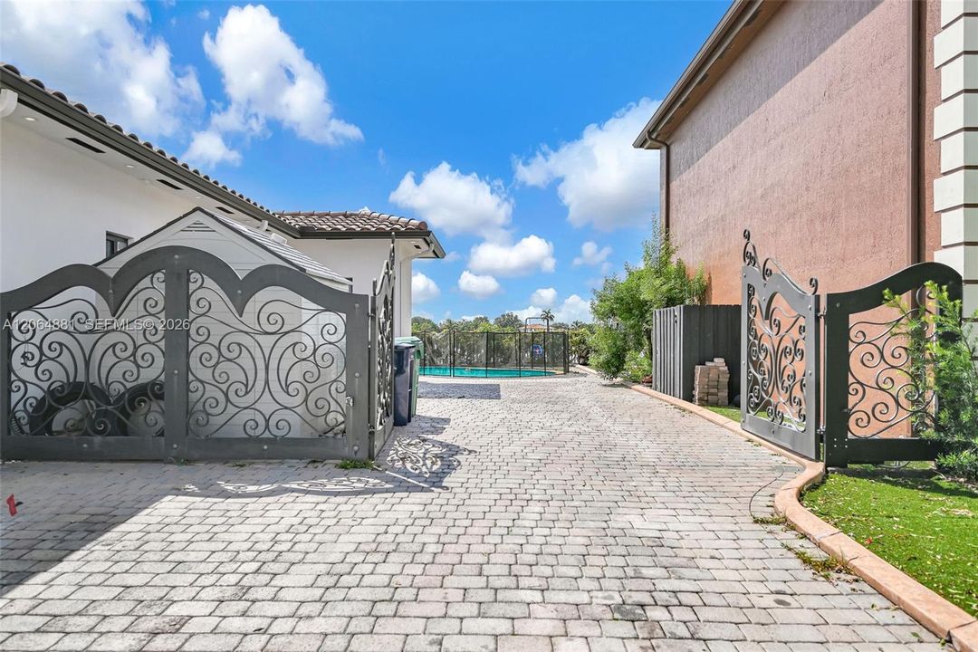 For Sale: $850,000 (4 beds, 3 baths, 2079 Square Feet)