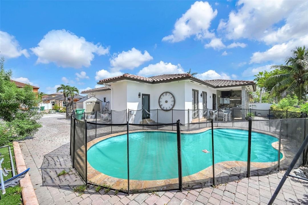 For Sale: $850,000 (4 beds, 3 baths, 2079 Square Feet)