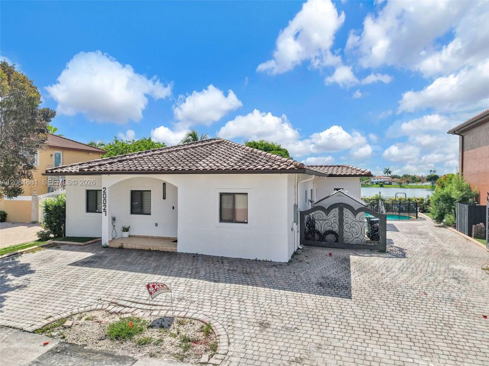 For Sale: $850,000 (4 beds, 3 baths, 2079 Square Feet)