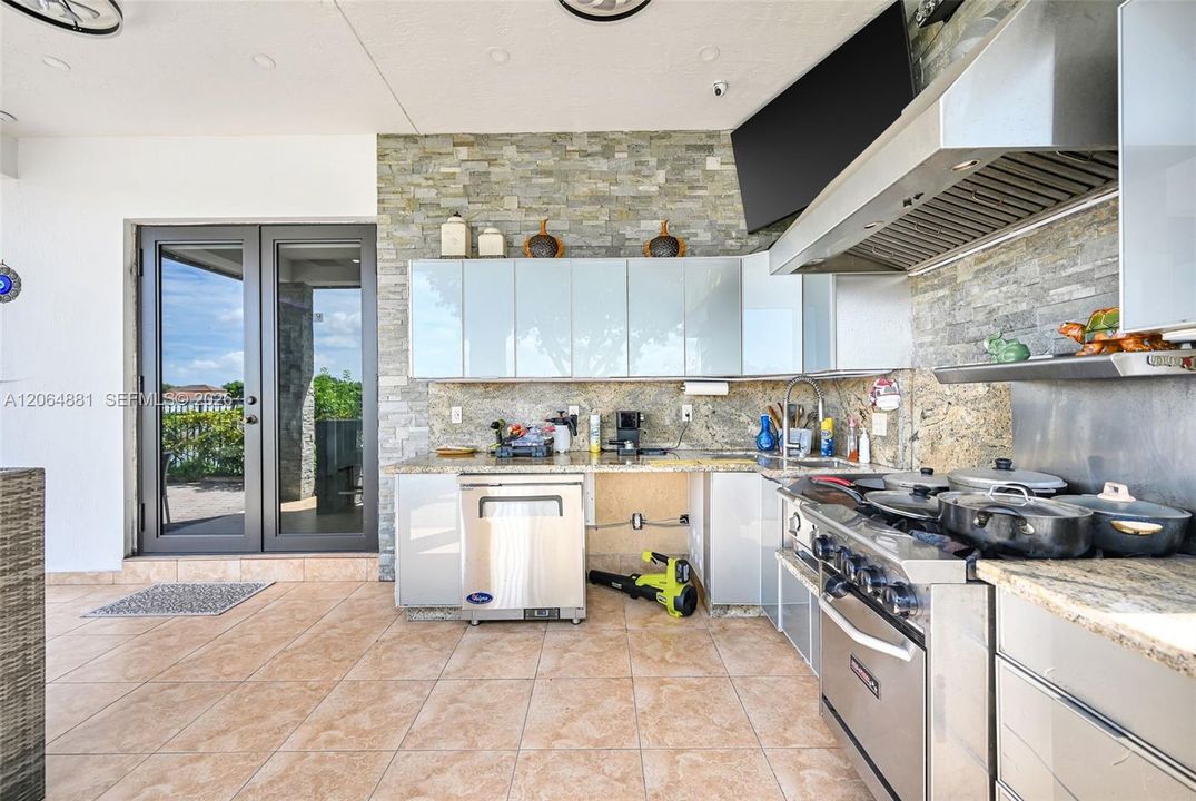 For Sale: $850,000 (4 beds, 3 baths, 2079 Square Feet)