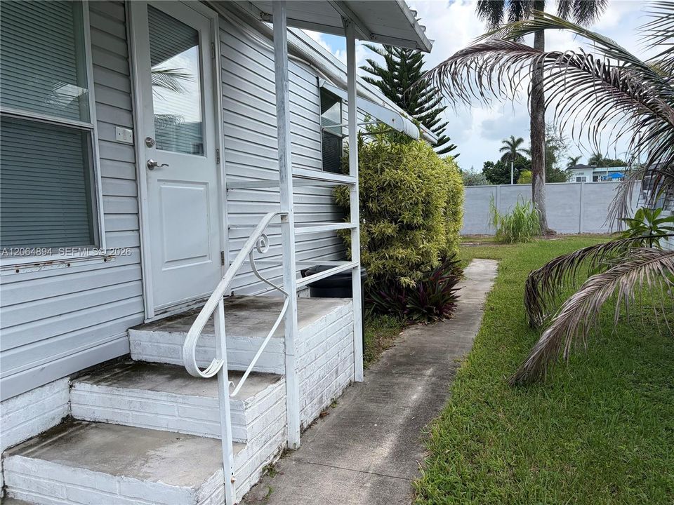 For Sale: $225,000 (2 beds, 2 baths, 1170 Square Feet)