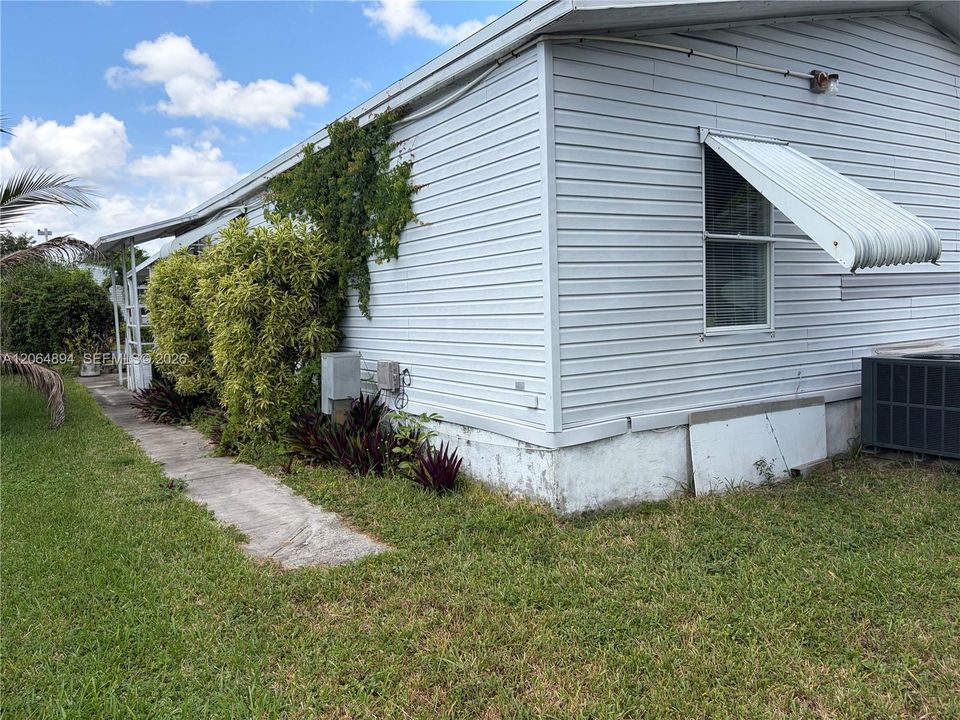 For Sale: $225,000 (2 beds, 2 baths, 1170 Square Feet)