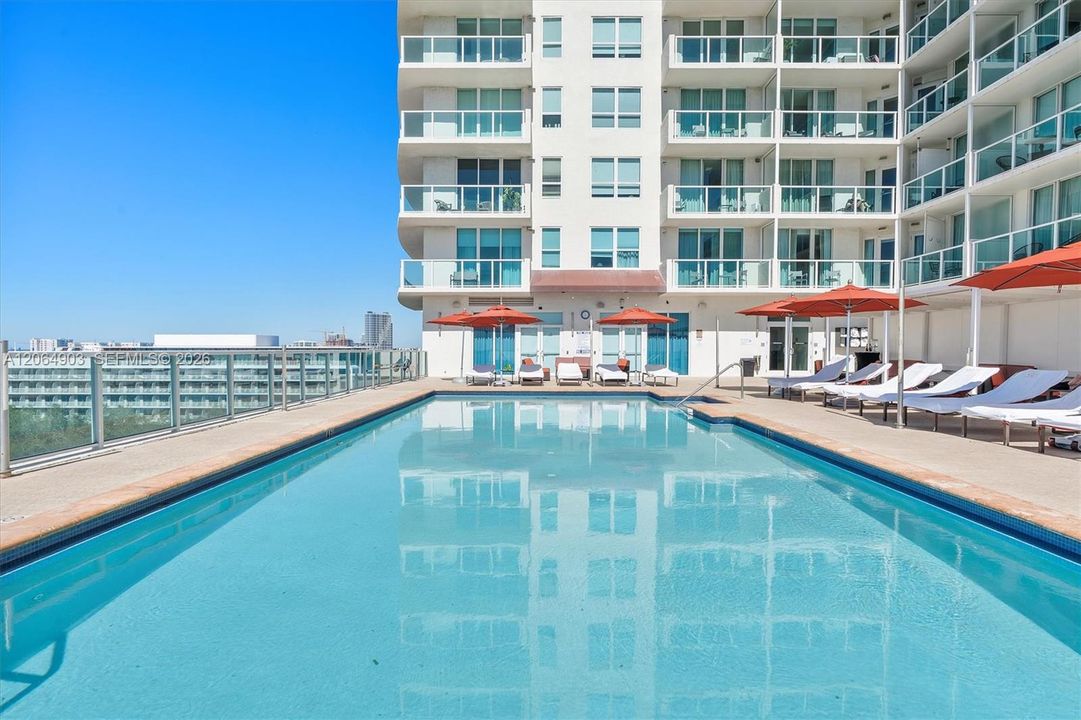 For Sale: $750,000 (1 beds, 1 baths, 693 Square Feet)