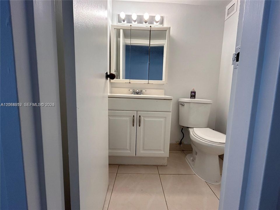 Active With Contract: $1,900 (1 beds, 1 baths, 767 Square Feet)