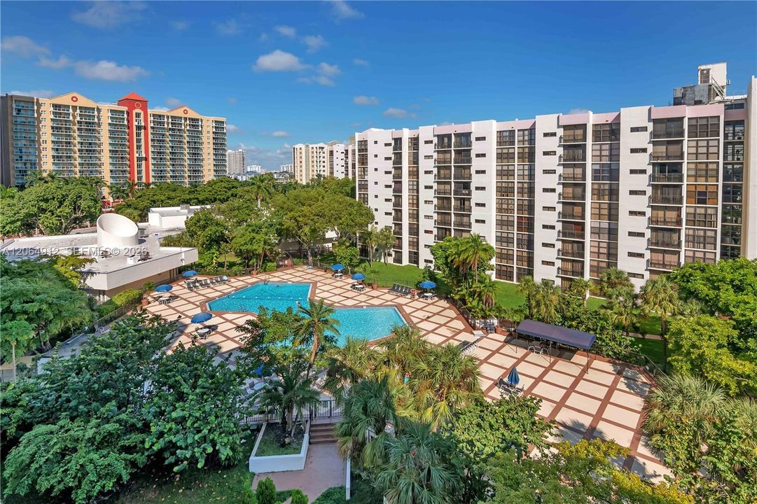 Active With Contract: $1,900 (1 beds, 1 baths, 767 Square Feet)
