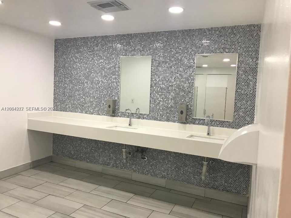 Active With Contract: $1,900 (1 beds, 1 baths, 767 Square Feet)