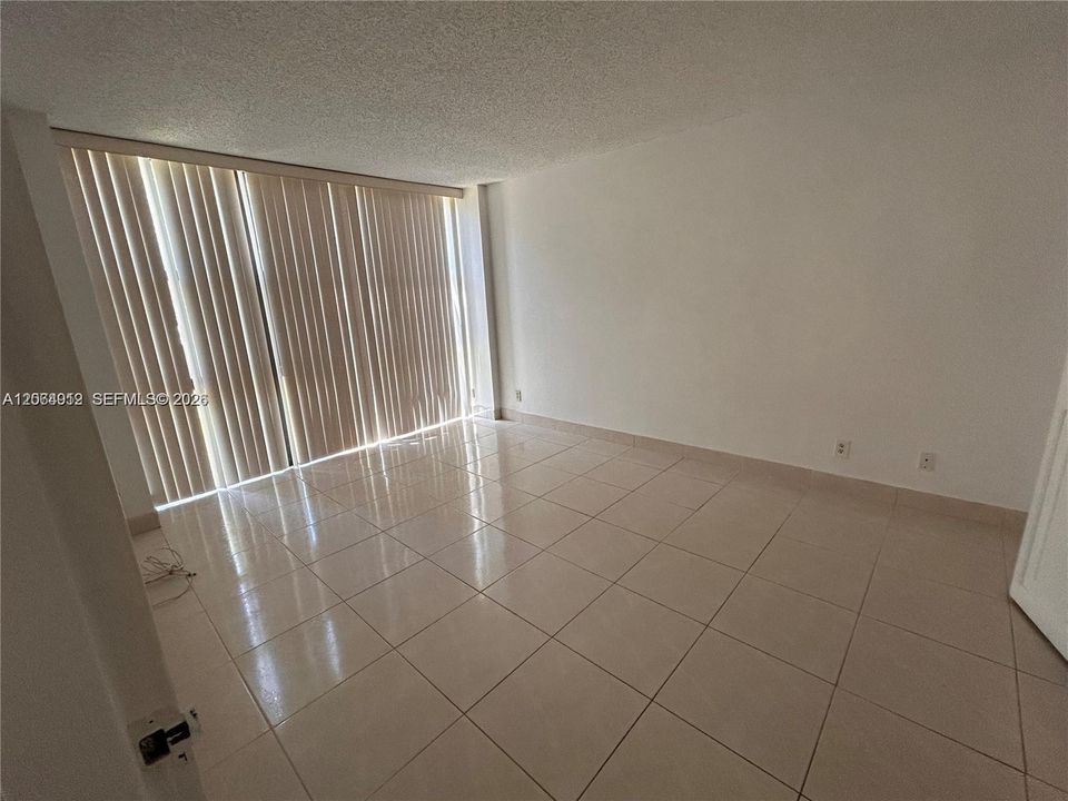Active With Contract: $1,900 (1 beds, 1 baths, 767 Square Feet)