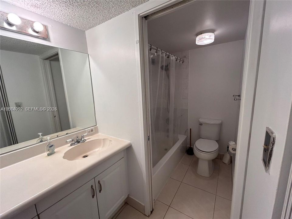 Active With Contract: $1,900 (1 beds, 1 baths, 767 Square Feet)
