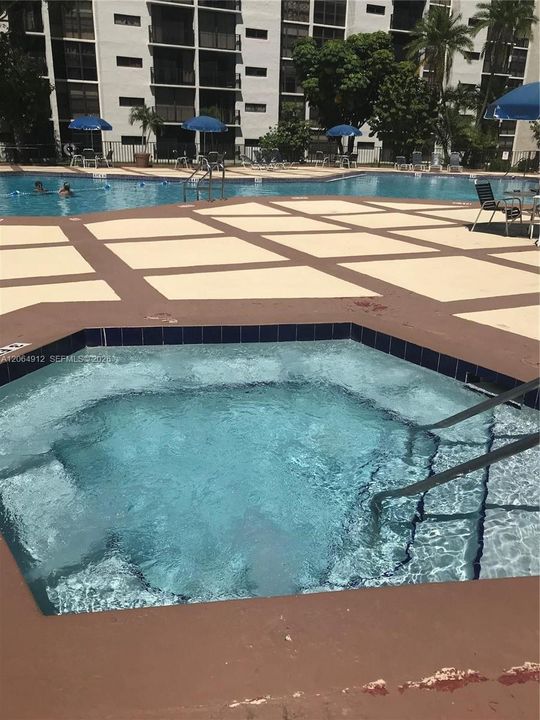 Active With Contract: $1,900 (1 beds, 1 baths, 767 Square Feet)