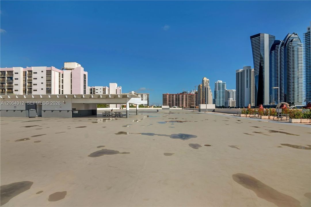 Active With Contract: $1,900 (1 beds, 1 baths, 767 Square Feet)