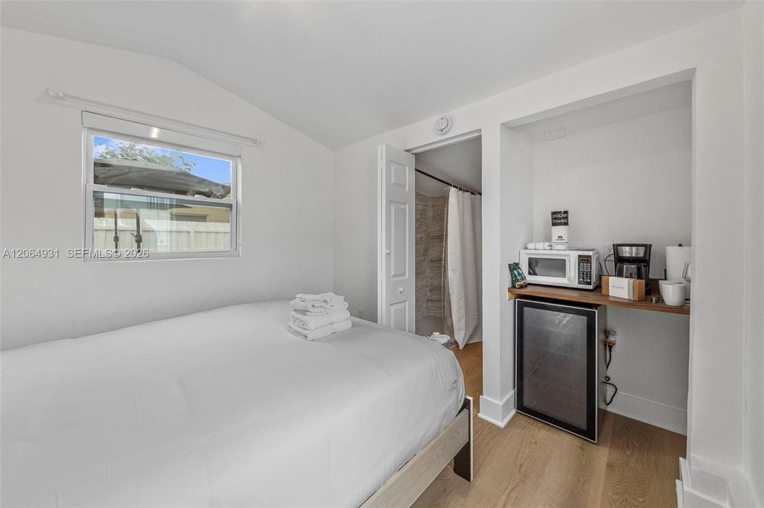 For Rent: $1,400 (0 beds, 1 baths, 2174 Square Feet)