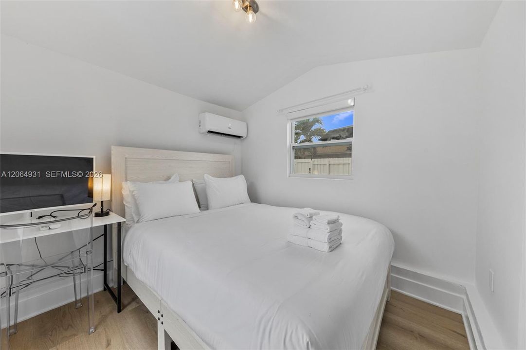 For Rent: $1,400 (0 beds, 1 baths, 2174 Square Feet)