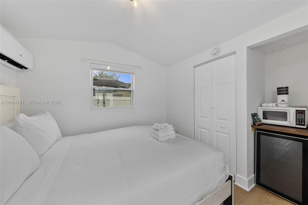 For Rent: $1,400 (0 beds, 1 baths, 2174 Square Feet)