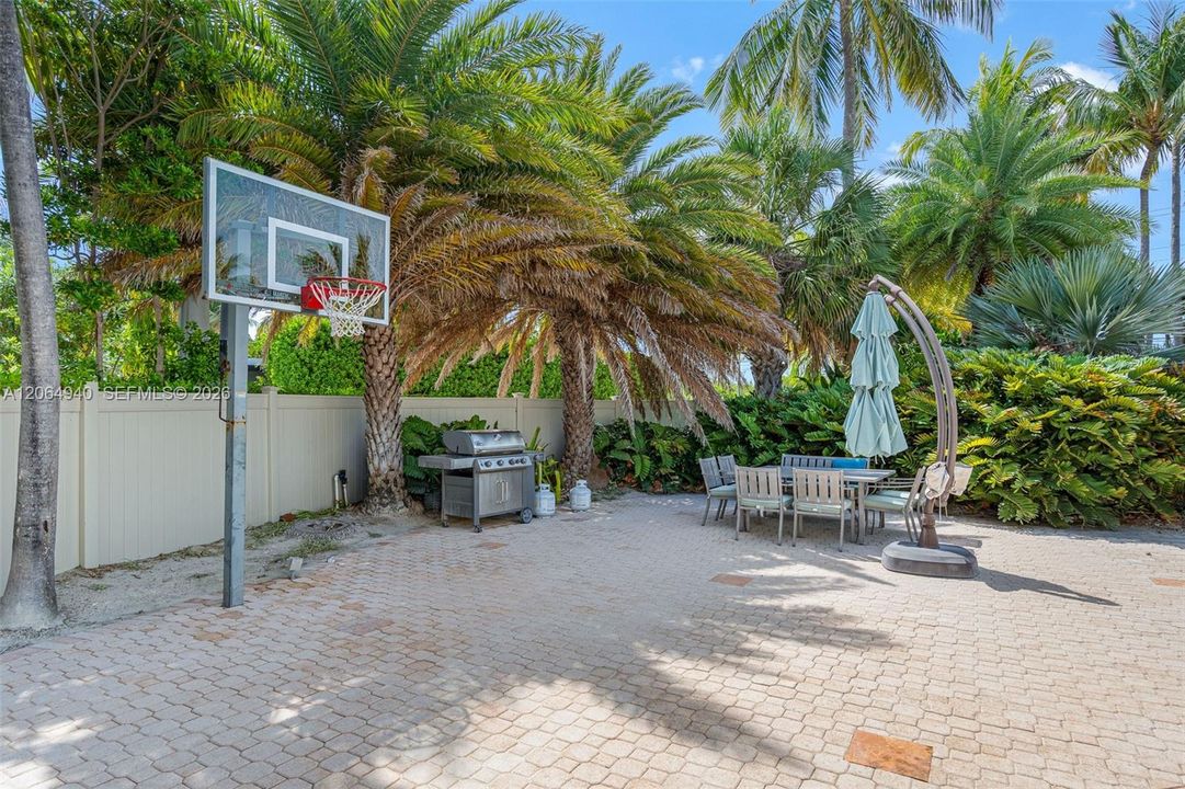 For Sale: $3,850,000 (4 beds, 4 baths, 2596 Square Feet)
