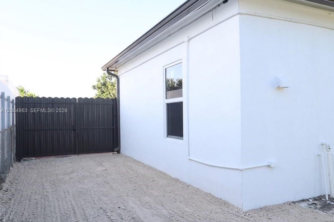 For Sale: $710,000 (5 beds, 3 baths, 2178 Square Feet)
