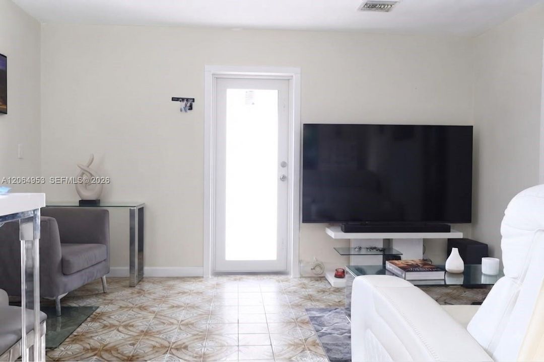 For Sale: $710,000 (5 beds, 3 baths, 2178 Square Feet)