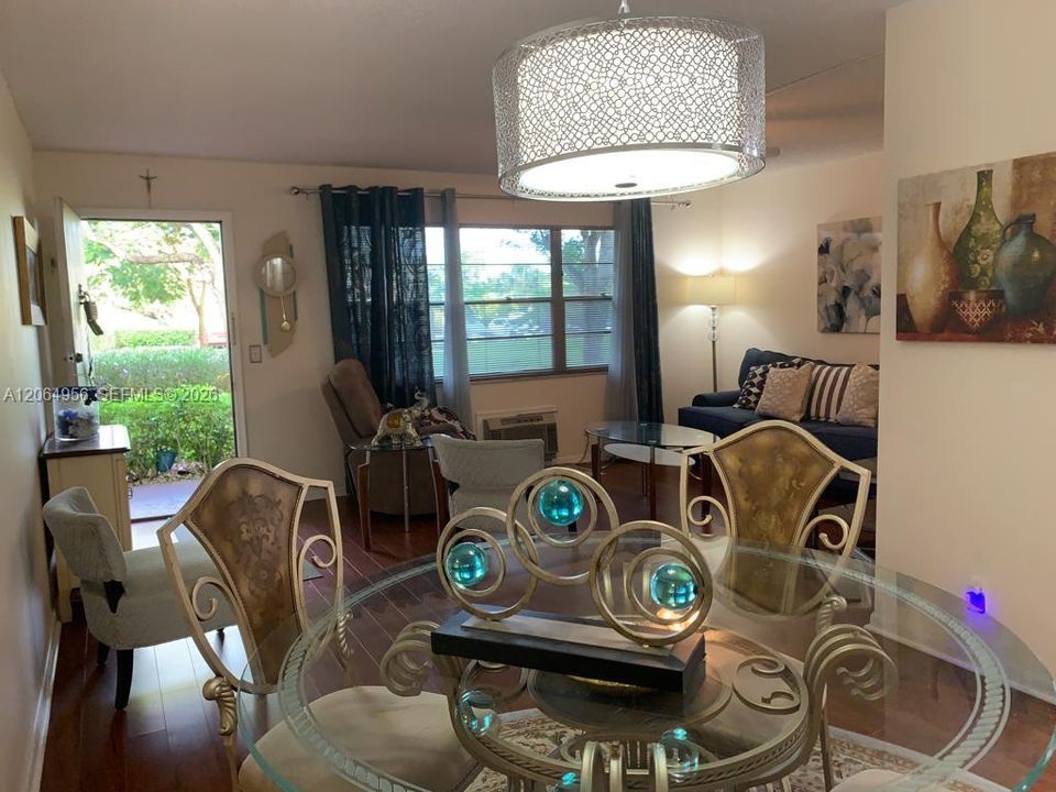 Active With Contract: $1,500 (1 beds, 1 baths, 811 Square Feet)