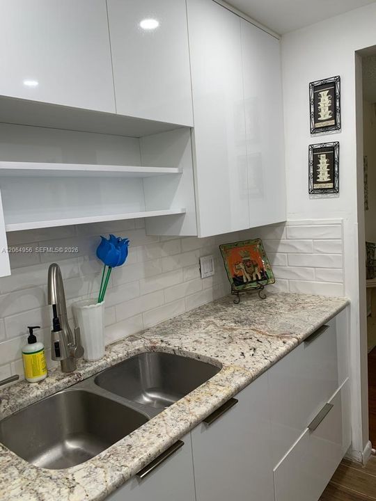 Active With Contract: $1,500 (1 beds, 1 baths, 811 Square Feet)