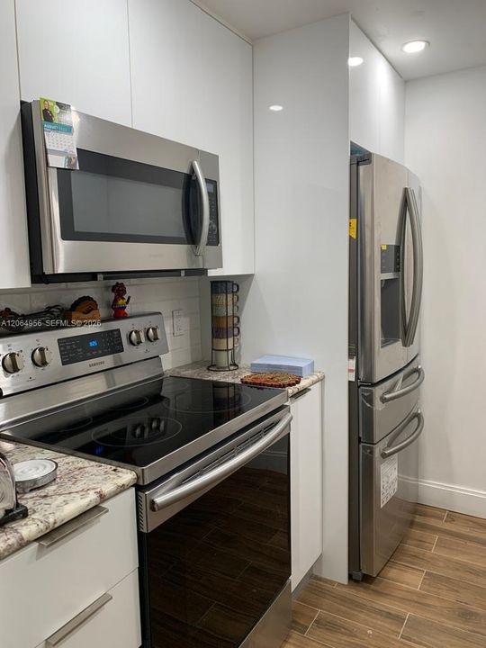 Active With Contract: $1,500 (1 beds, 1 baths, 811 Square Feet)