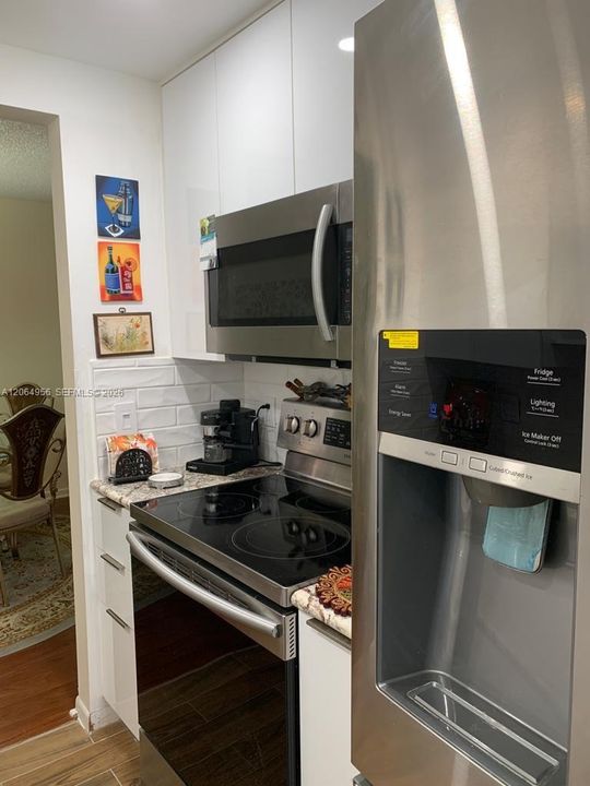 Active With Contract: $1,500 (1 beds, 1 baths, 811 Square Feet)