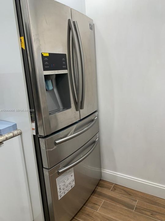 Active With Contract: $1,500 (1 beds, 1 baths, 811 Square Feet)