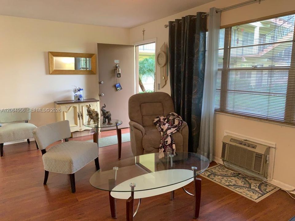 Active With Contract: $1,500 (1 beds, 1 baths, 811 Square Feet)