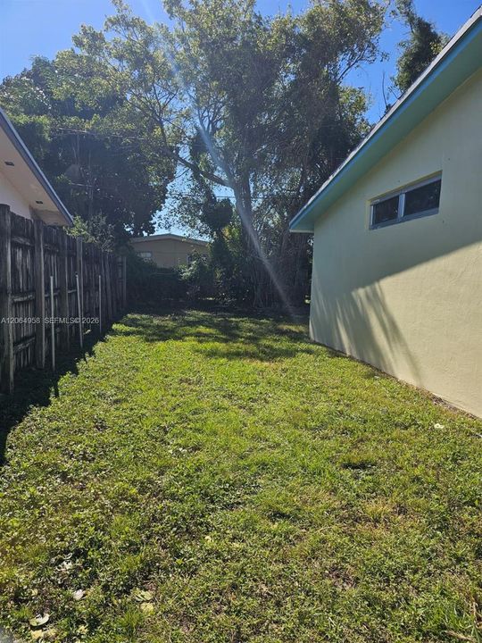 For Rent: $2,300 (2 beds, 1 baths, 800 Square Feet)