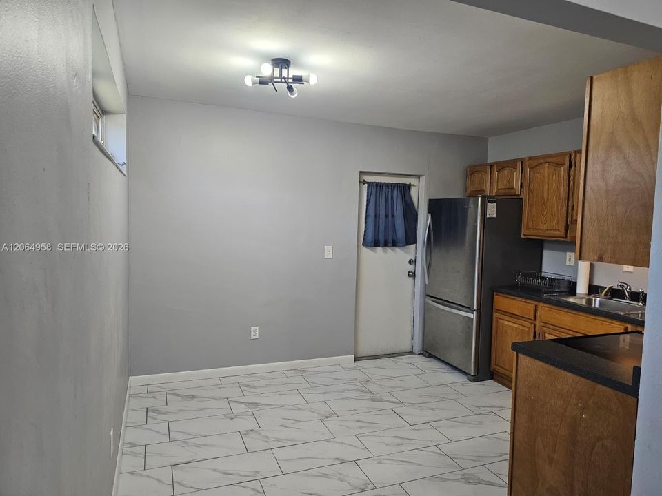 For Rent: $2,300 (2 beds, 1 baths, 800 Square Feet)