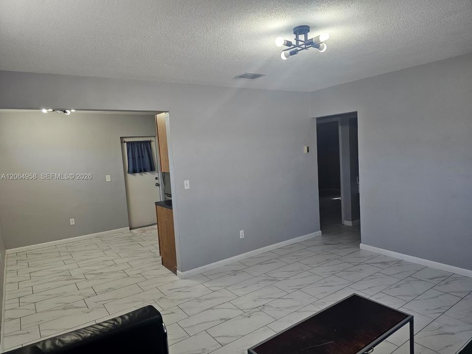 For Rent: $2,300 (2 beds, 1 baths, 800 Square Feet)