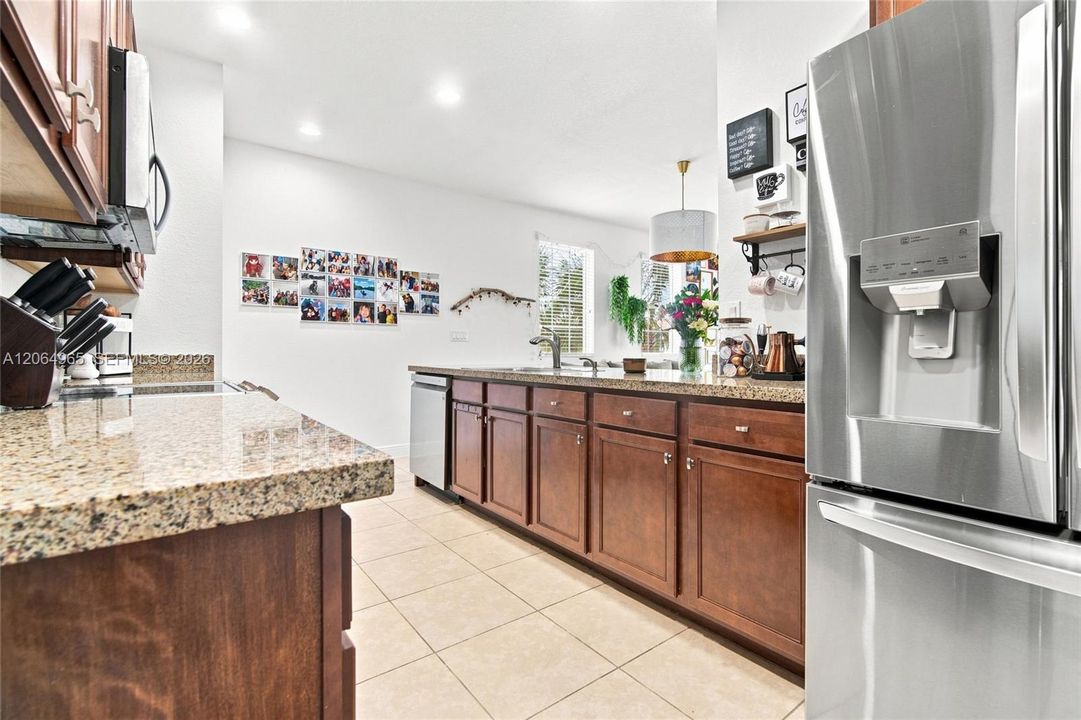For Sale: $465,000 (3 beds, 3 baths, 1745 Square Feet)