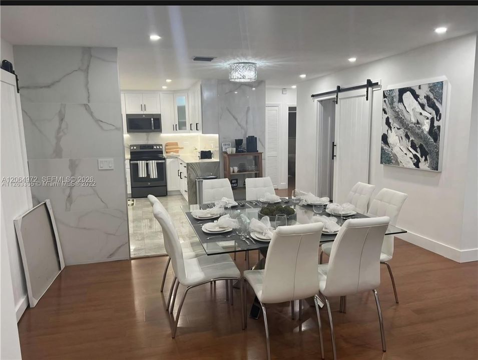 Activo con contrato: $3,900 (4 camas, 2 baños, 1663 Pies cuadrados)