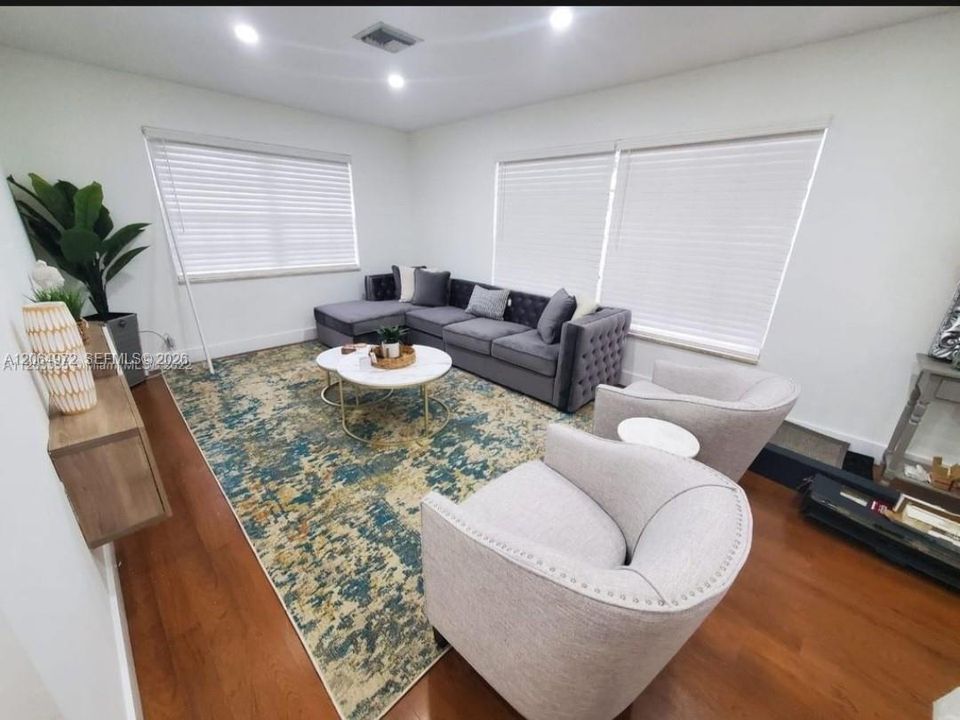 Activo con contrato: $3,900 (4 camas, 2 baños, 1663 Pies cuadrados)