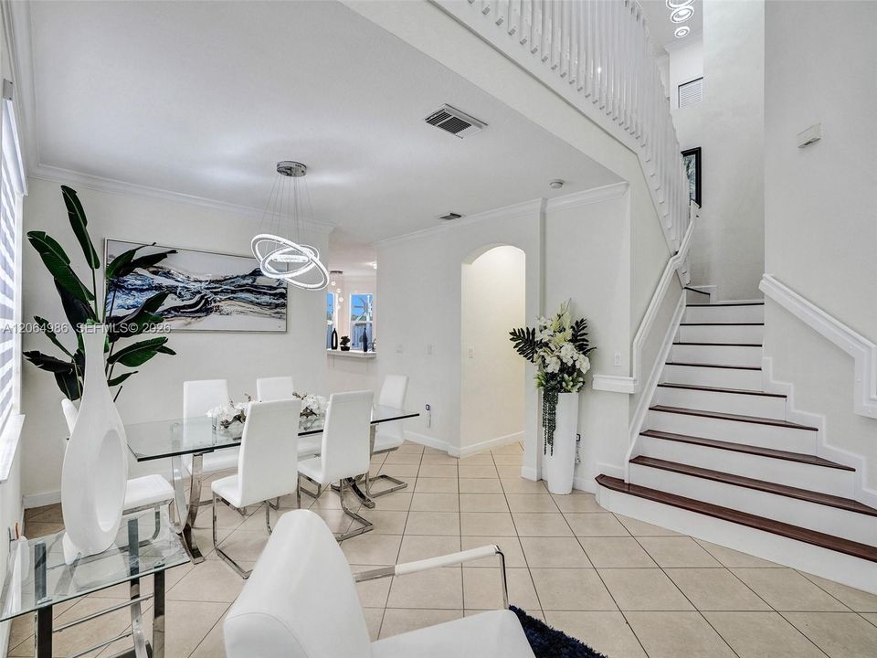 DINING AREA WITH GEOMETRIC CHANDELIER