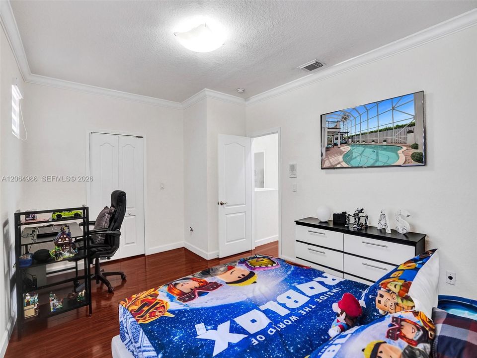 LARGE SECOND BEDROOM UPSTAIRS WITH ROOM FOR DESK OR SITTTING AREA AND WALK-IN CLOSET