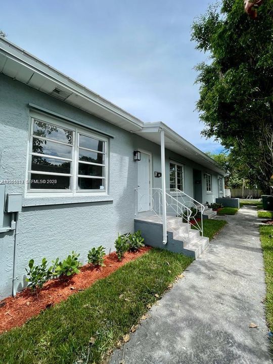 For Rent: $2,400 (2 beds, 1 baths, 970 Square Feet)