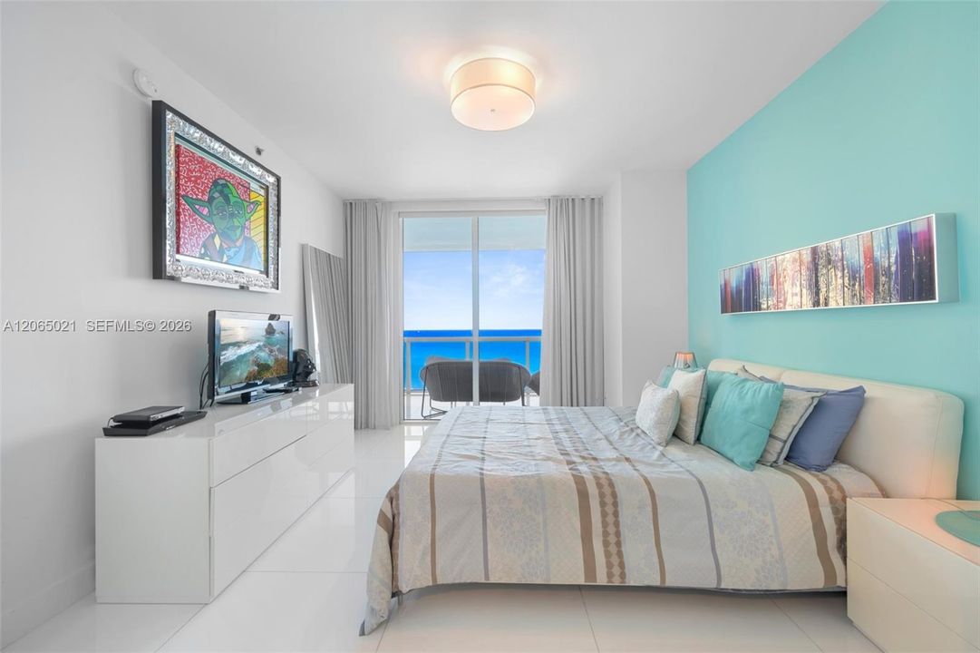 For Sale: $2,800,000 (3 beds, 3 baths, 3062 Square Feet)