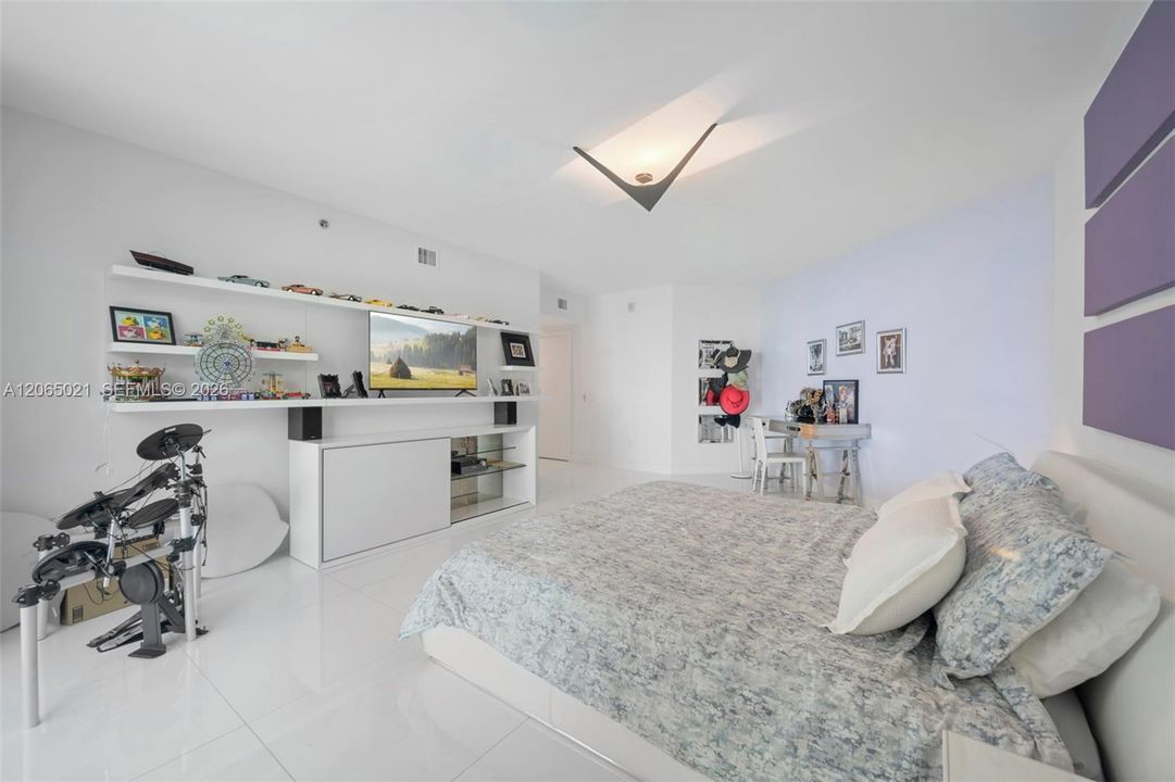 For Sale: $2,800,000 (3 beds, 3 baths, 3062 Square Feet)