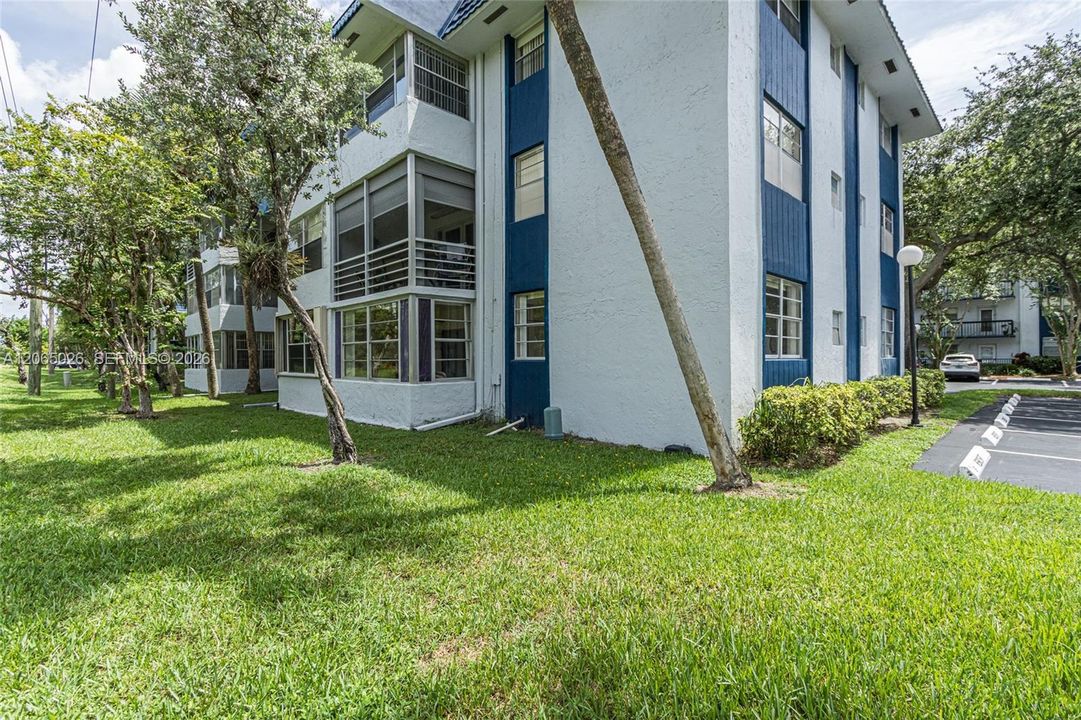 For Sale: $79,900 (2 beds, 2 baths, 958 Square Feet)