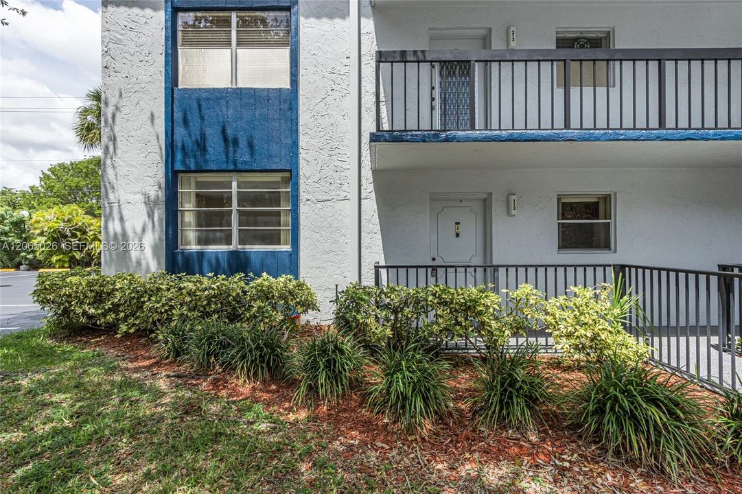 For Sale: $79,900 (2 beds, 2 baths, 958 Square Feet)