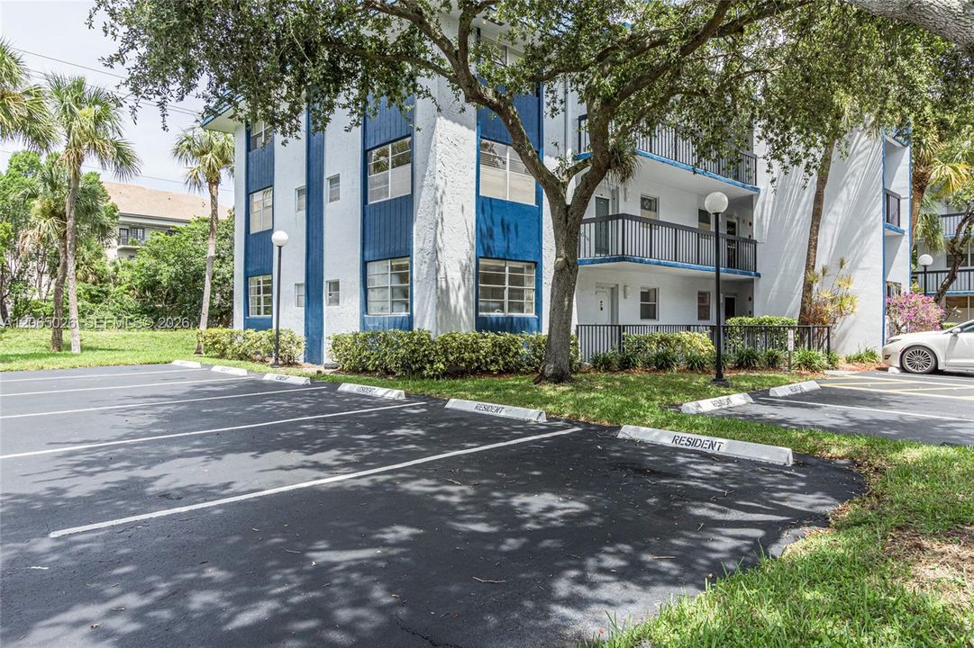 For Sale: $79,900 (2 beds, 2 baths, 958 Square Feet)
