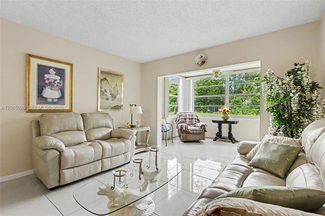For Sale: $79,900 (2 beds, 2 baths, 958 Square Feet)