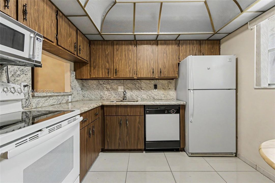 For Sale: $79,900 (2 beds, 2 baths, 958 Square Feet)